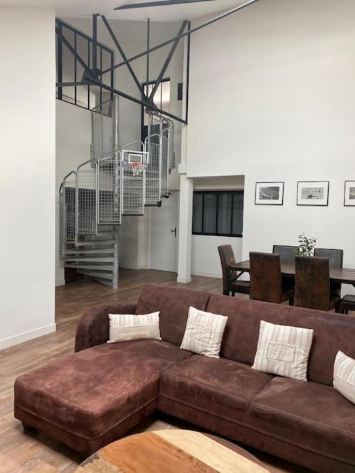 Loft Proche Centre Ville Hotes Habitant A L Etage Лавал Екстериор снимка